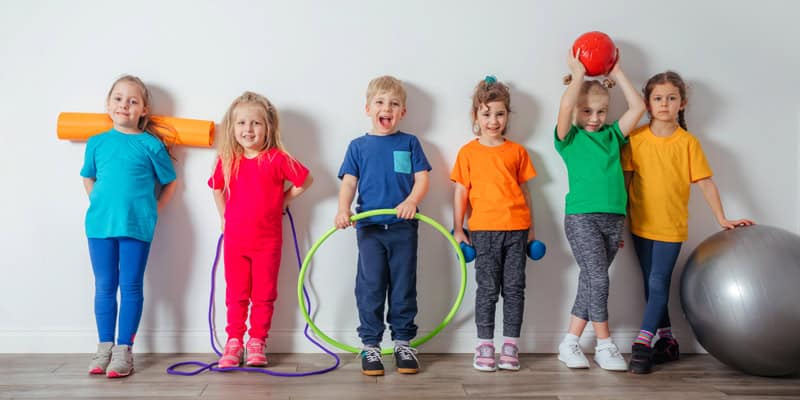 Bewegungsparcours für eine Kinderolympiade, Kinder in Turnhalle