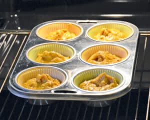 Muffinteig im Muffinblech im Backofen