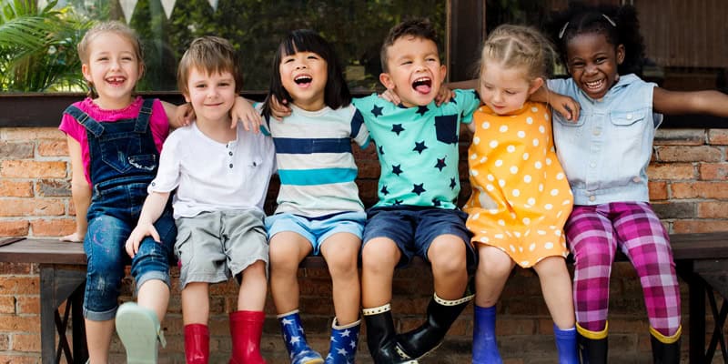 Was wir von Kindern lernen können, Kinder sitzen auf einer Bank